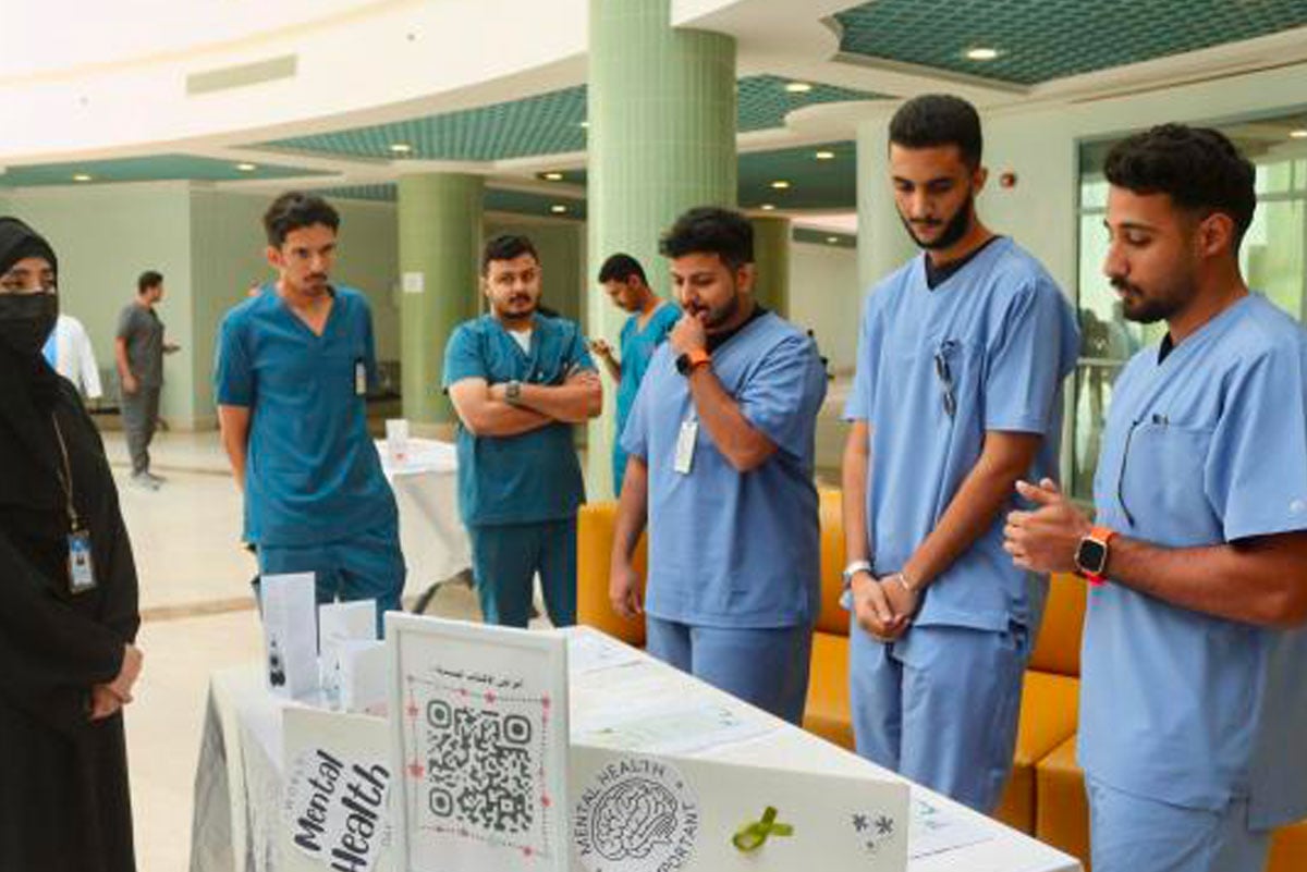 طلاب في نشاط تطوعي لخدمة المجتمع