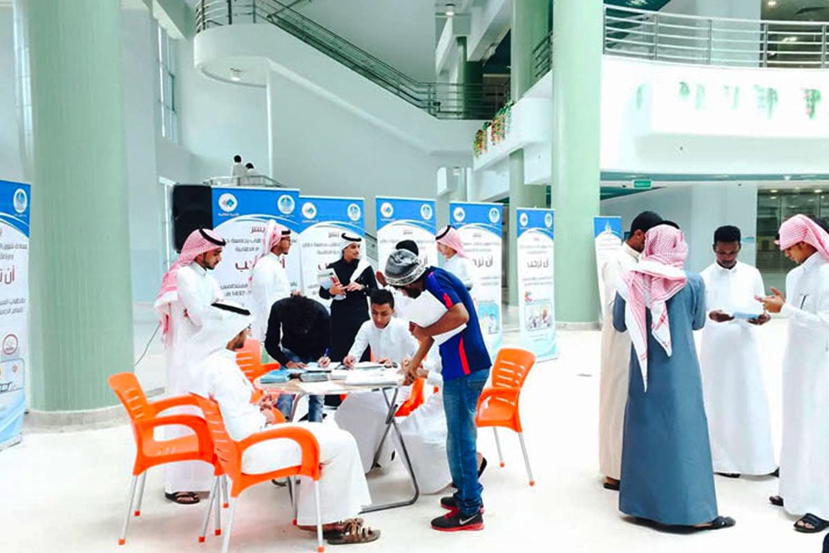 طلاب في فعالية داخل الحرم الجامعي