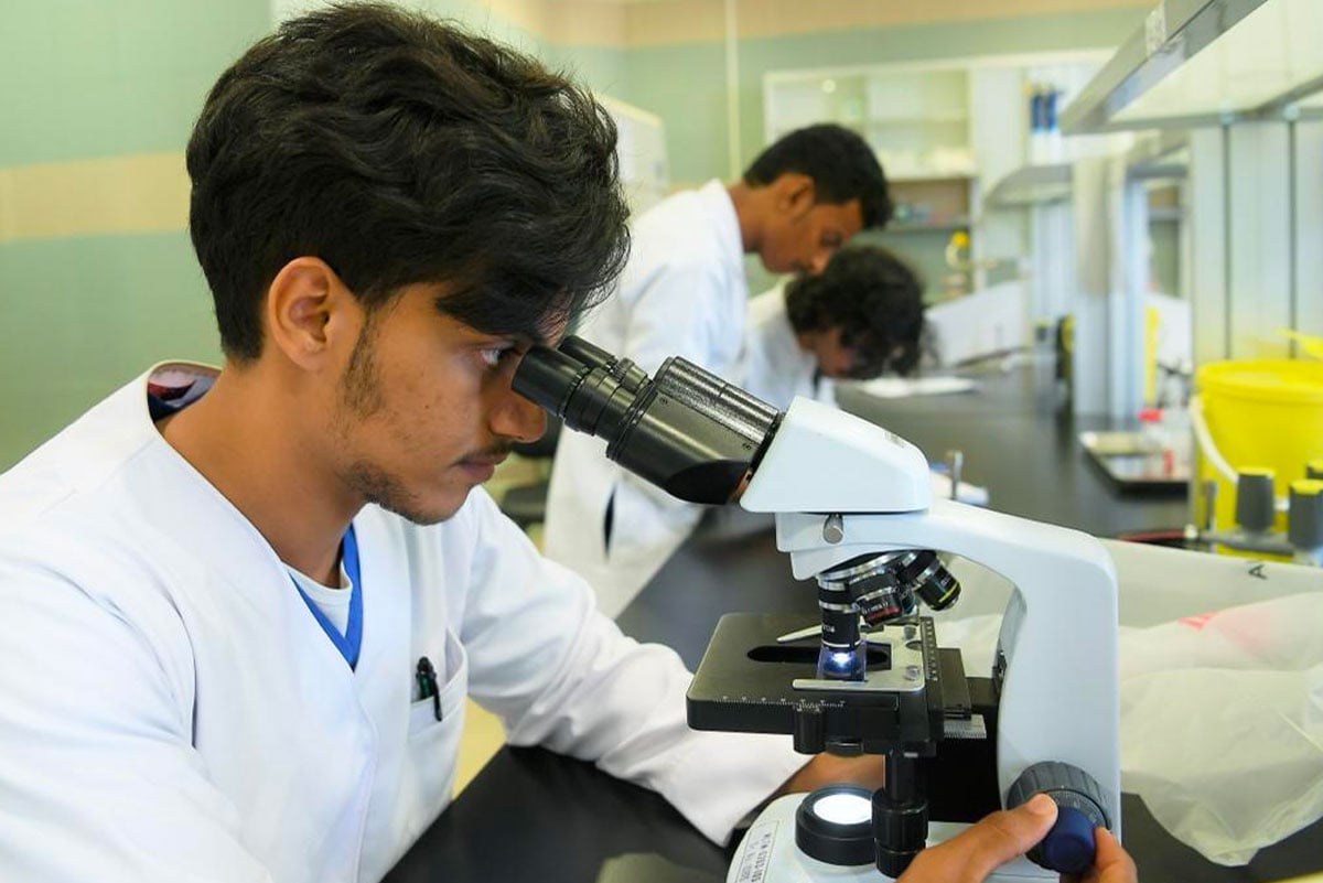 طلاب يعملون في معمل أبحاث