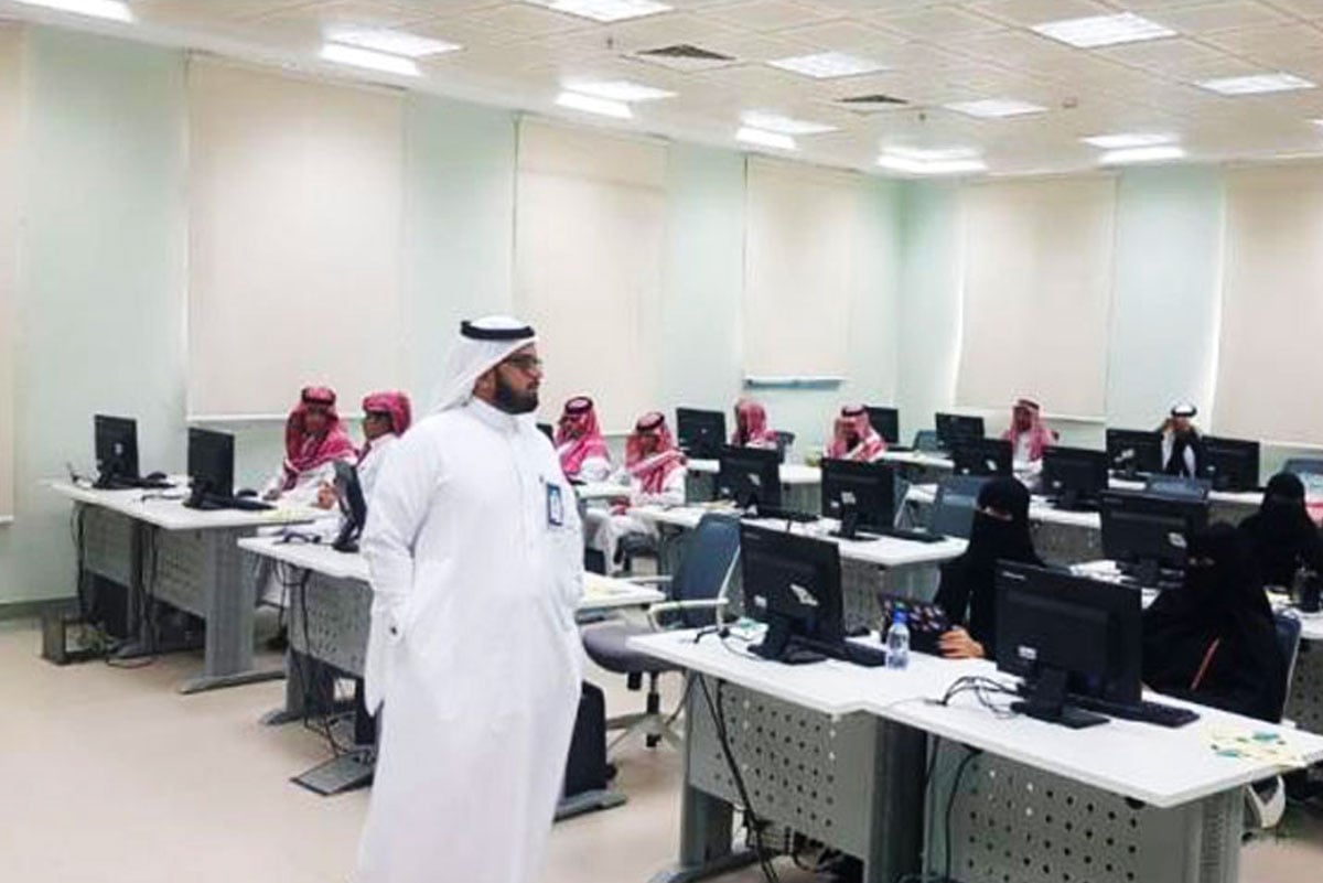 طلاب يتبادلون الخبرات في لقاء جامعي