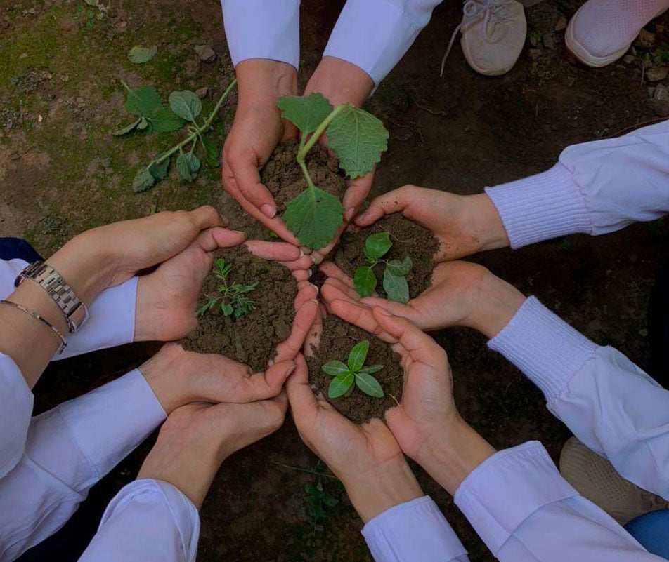 طلاب يتفاعلون في فعالية جامعية