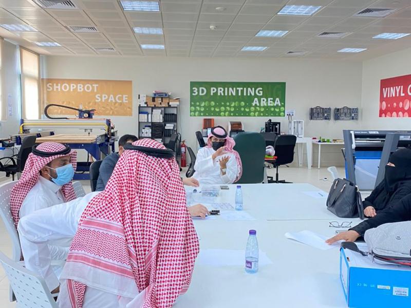 مركز الابتكار بجامعة جازان يستقبل فريق الإرشاد الأكاديمي من إدارة التعليم
