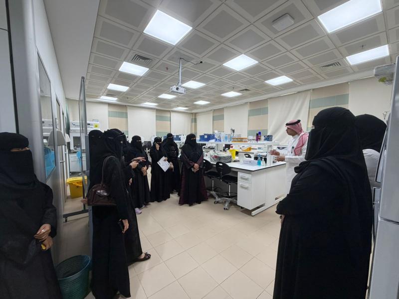 مركز البحوث الصحية يستقبل طالبات الكلية الجامعية بالداير