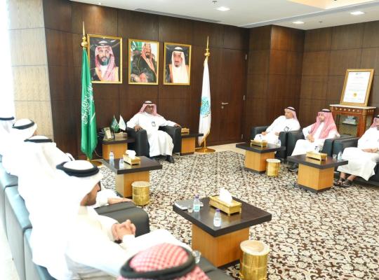 رئيس جامعة جازان يدشن جائزة الجامعة للتميز لتعزيز الأداء المؤسسي وتحفيز الابتكار