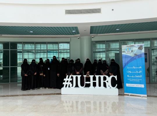 مركز البحوث الصحية يستقبل طالبات الكلية الجامعية بالداير