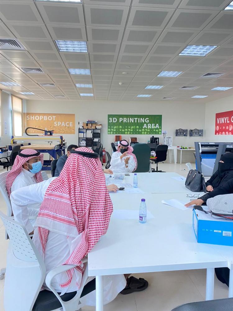 مركز الابتكار بجامعة جازان يستقبل فريق الإرشاد الأكاديمي من إدارة التعليم