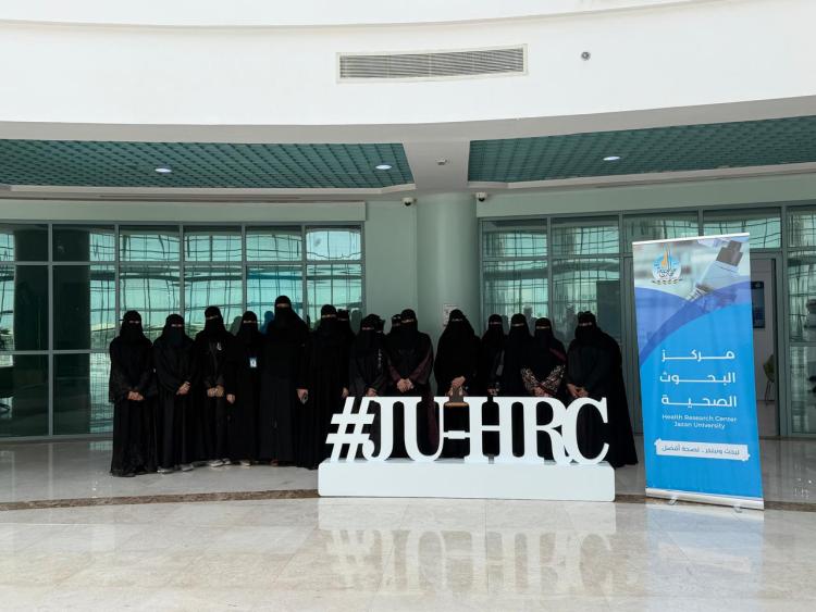 مركز البحوث الصحية يستقبل طالبات الكلية الجامعية بالداير